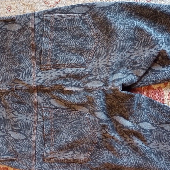 Lysse Snake Print Leggings - Picture 6 of 9